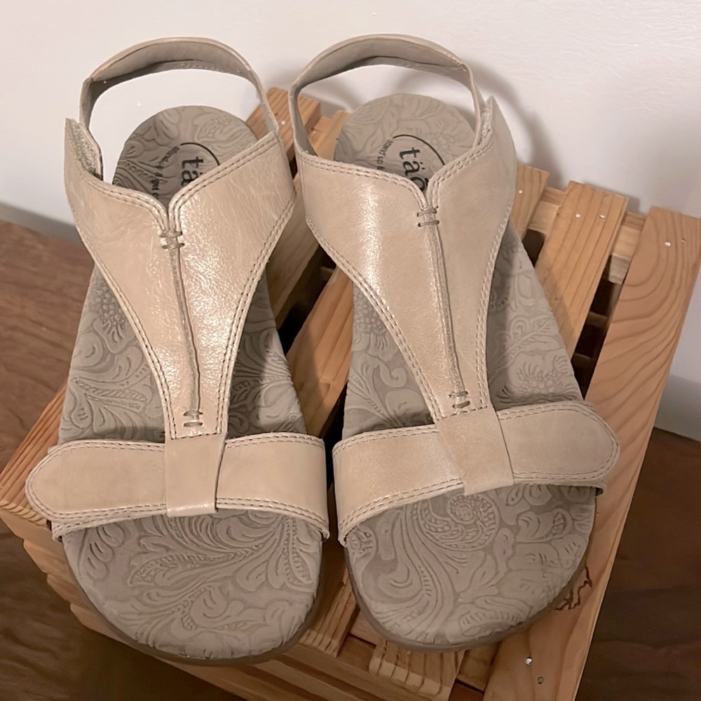Taos women’s Sandal The Show… Size 8. Excellent condition. Worn once.